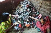Børn sorterer affald i Bangladesh for for at overleve (foto: Michael Lund)