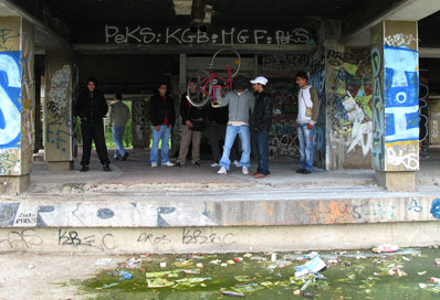 Drengene i forstaden Clichy-sous-Bois hader Nicolas Sarkozy - og politiet. Og de er klar til at kmpe mod dem. Foto: Michael Lund