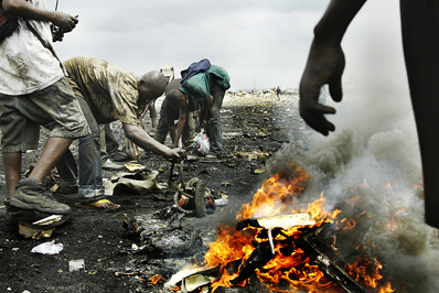 De unge afrikanere brænder computere og andet elektronisk affald af for at få fat i metallerne i udstyret. Undervejs frigives giftige dampe og kemikalier. Foto: Michael S. Lund